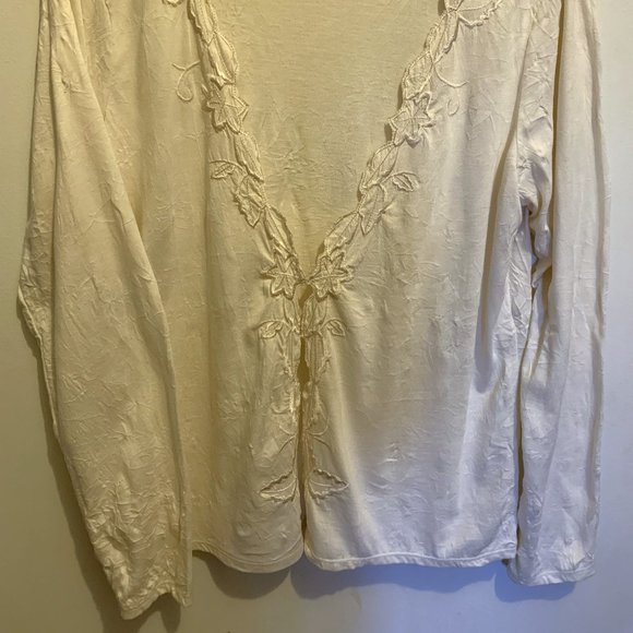Long-sleeved Light-weight off-white cover-up with 3 hook closures (size M) - Picture 2 of 2